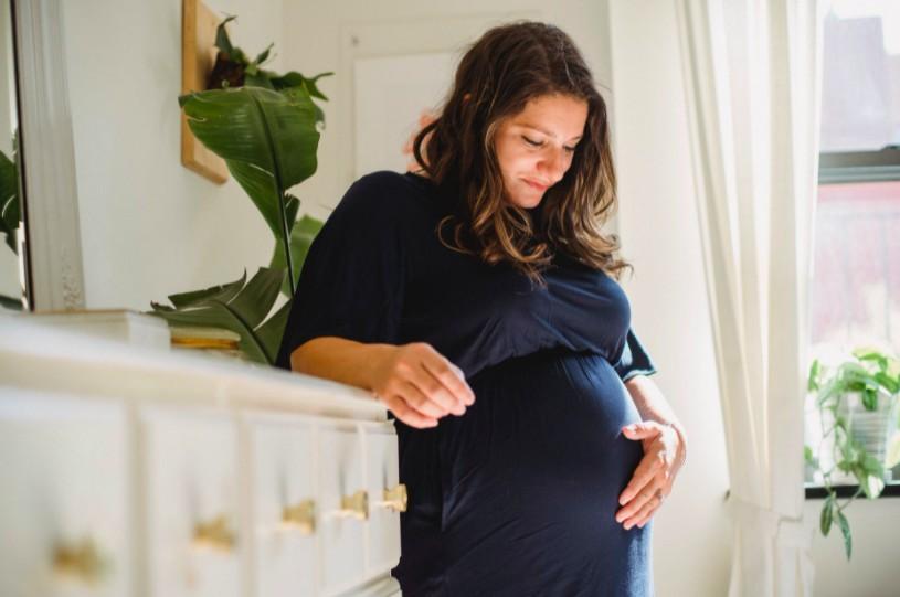 Futura mamá: 3 tips para tomar fotos embarazada en casa