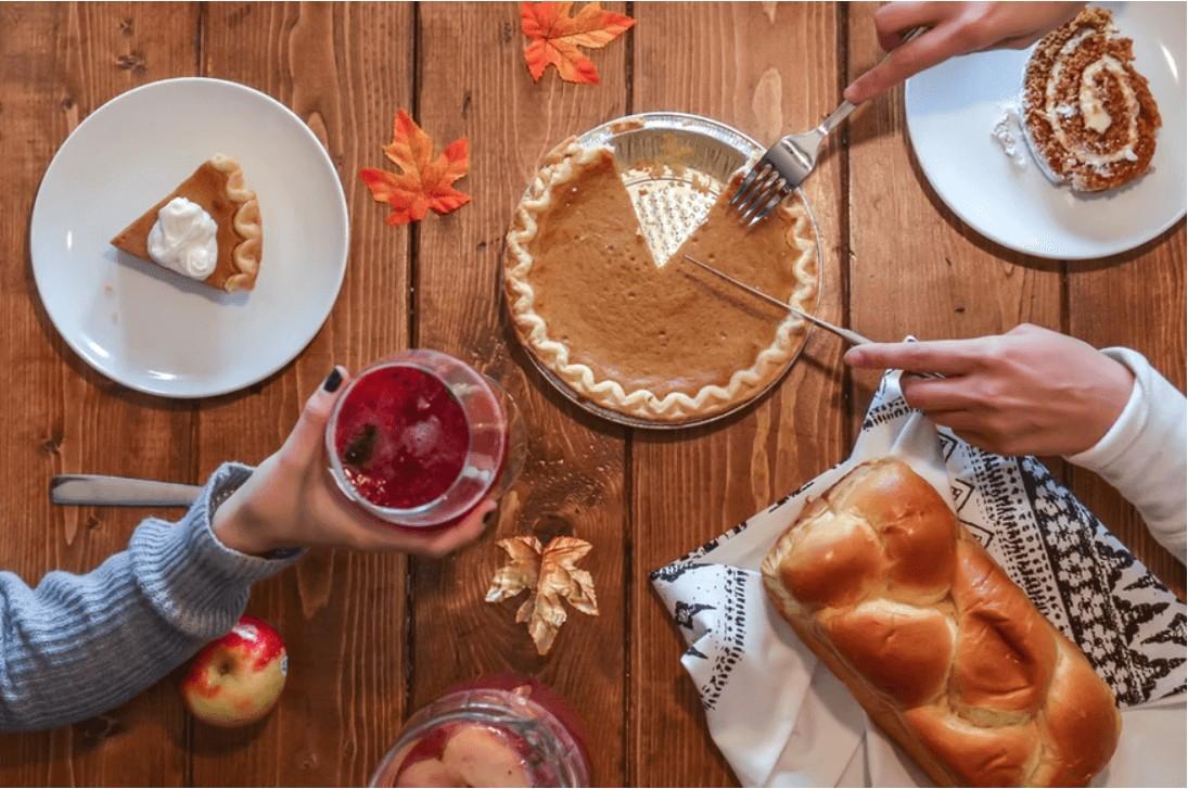 5 Easy Poses to do with Food for your Thanksgiving Photos