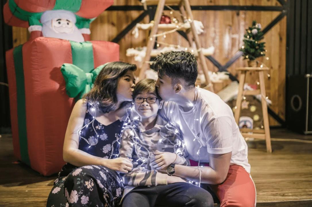 How to Edit the Perfect Christmas Photos with AirBrush