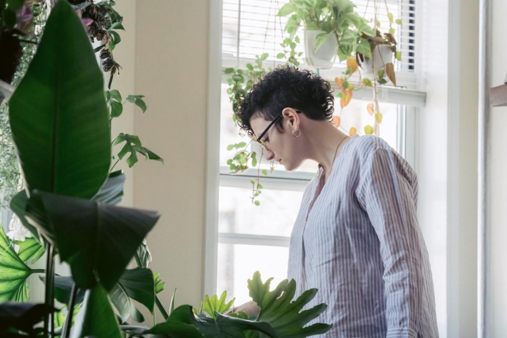 The Plant Parent: Five Easy Poses With Your Plants