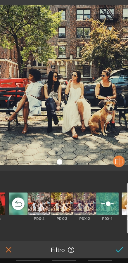 grupo de amigas sentadas en una banca en la calle