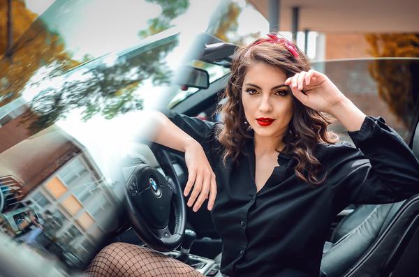 mujer con cabello ondulado, una mascada en el cabello, con el look de femme fatal, en un btw