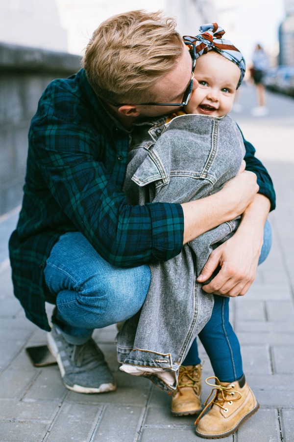 padre abrazando a su hija