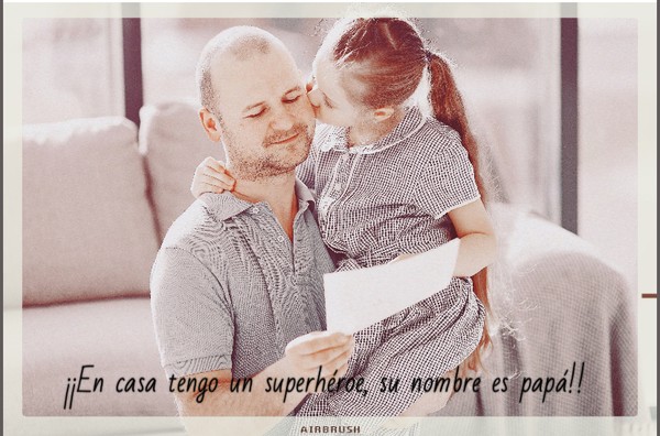 hija sentada en el regazo de su padre y besando su mejilla