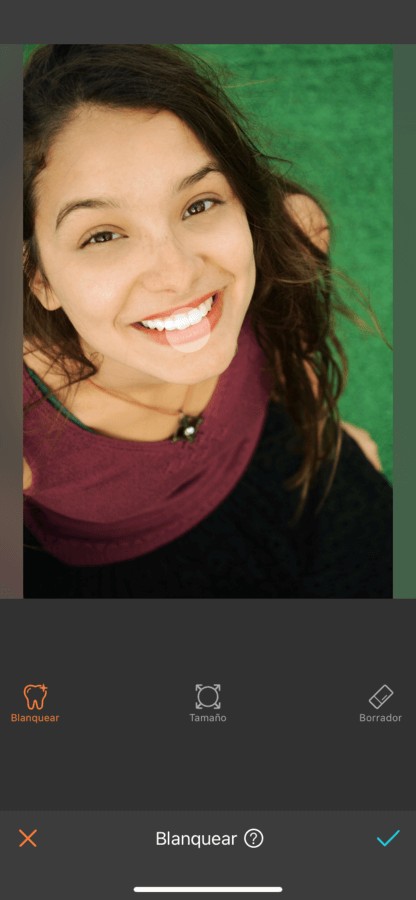 mujer sonriente editada por Airbrush