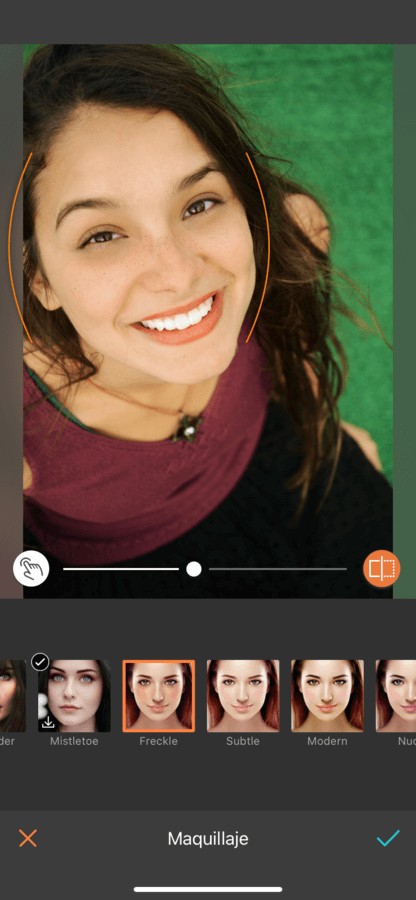 mujer sonriente editada por Airbrush