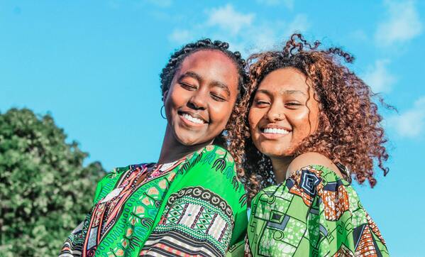 Casal de mulheres negras sorridentes
