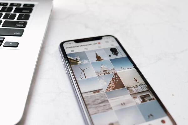 Smartphone com o Instagram aberto