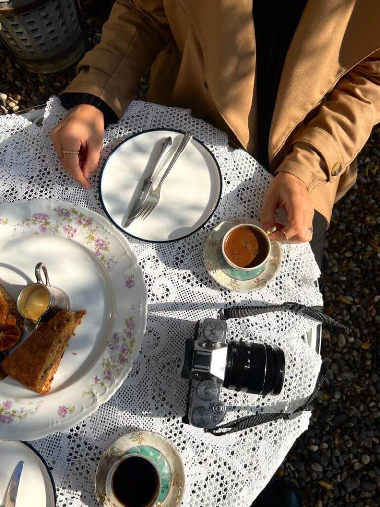 foto tirada de cima de uma mesa de café da manhã 